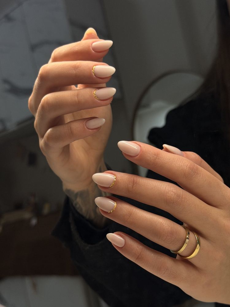 Unhas amendoadas nude com detalhe dourado