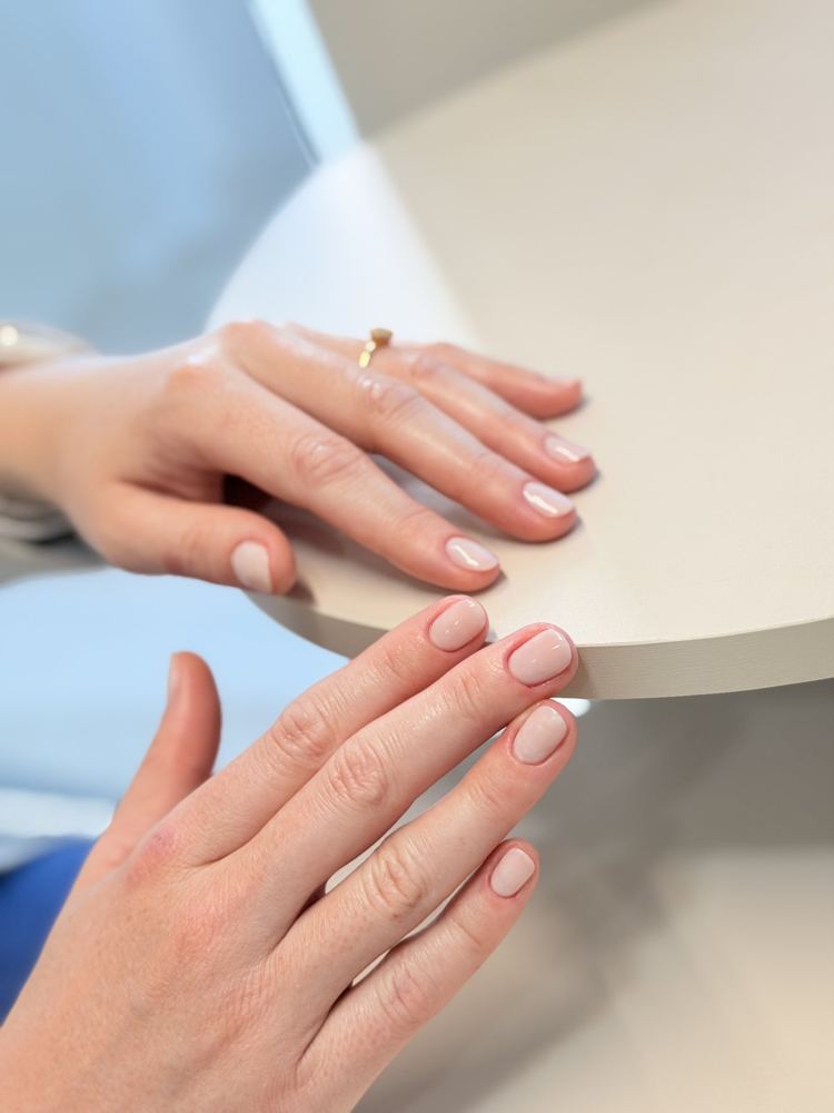 Unhas em tom nude